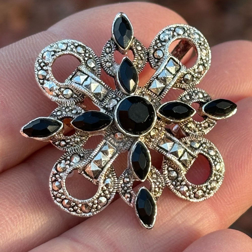 Dazzling Vintage Rhinestone and Black Glass Pendant/Brooch!